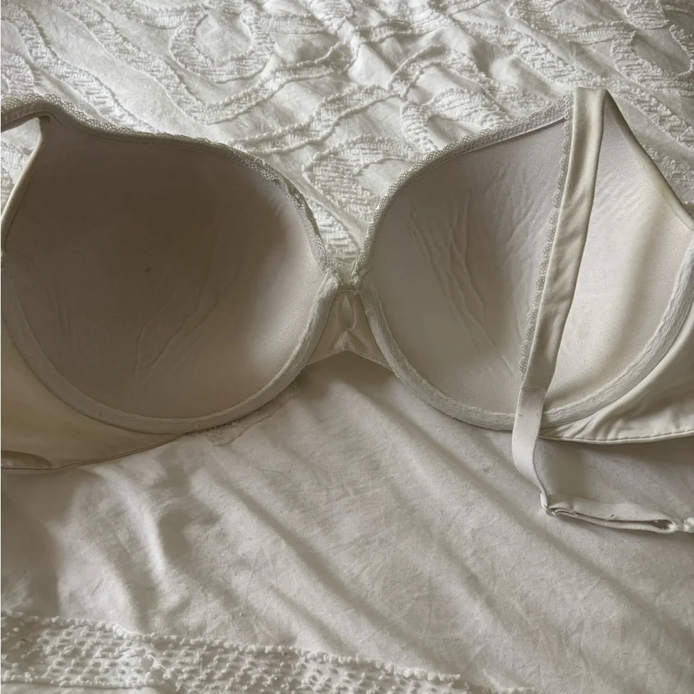 Victoria's Secret Cream Lace-Trimmed Bra - Picture 3 of 3